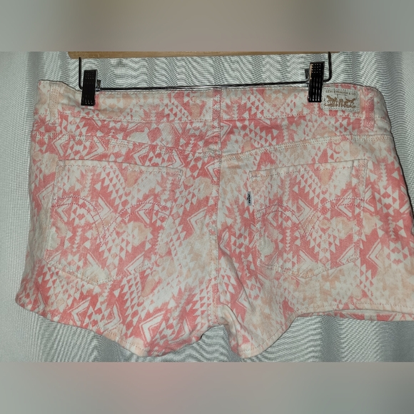 Plus size Levis shorts - Picture 6 of 10